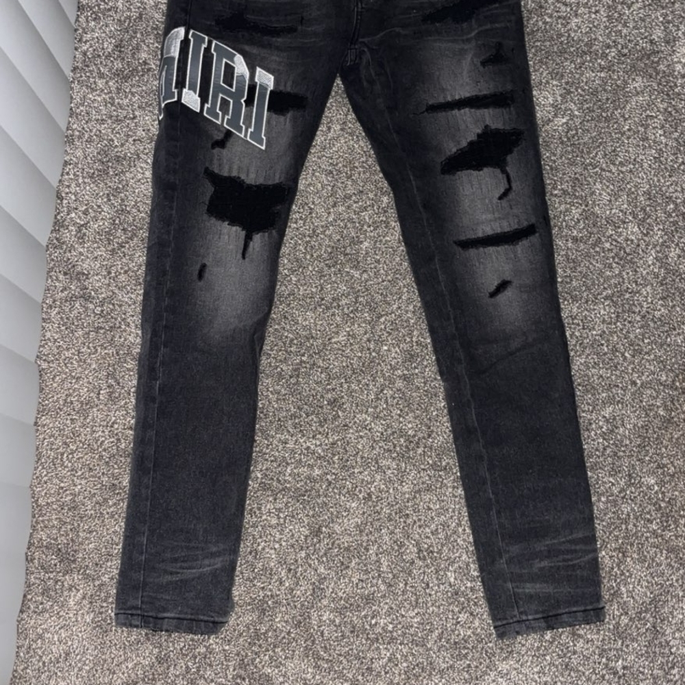Black Distressed Men’s Jeans with Contrasting Graphic